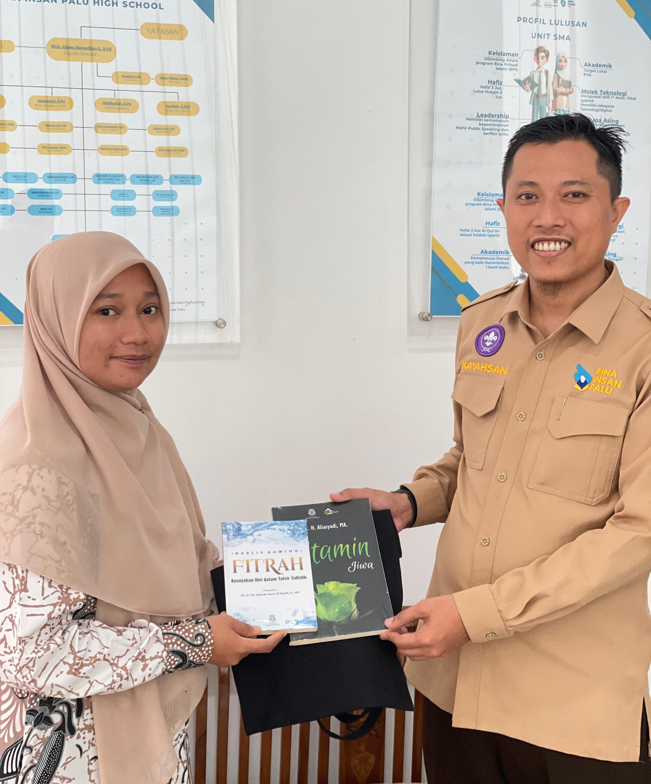 Pemberian cendera mata berupa dua buku dan totebag Anwarul Quran